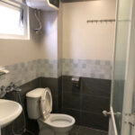 toilet-trong-phòng-1-giường-tại-phuong-hong-hotel