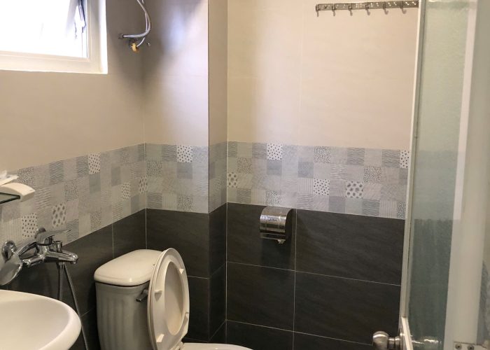 toilet-trong-phòng-1-giường-tại-phuong-hong-hotel
